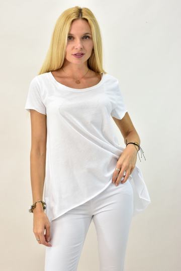  - Γυναίκα με μονόχρωμη κοντομάνικη μπλούζα Α γραμμή σε Λευκό
