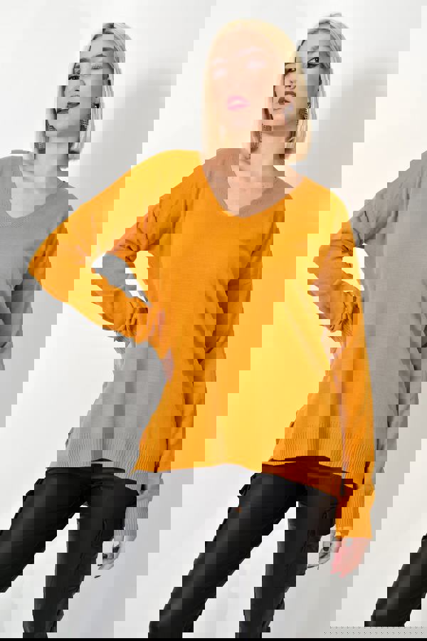  - Μουσταρδί γυναικεία πλεκτή μπλούζα oversized, με V λαιμόκοψη. Καθημερινό look