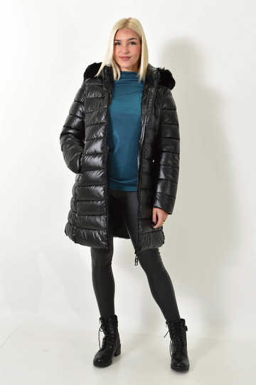  - Γυναικείο μακρύ μεταλλικό μπουφάν με κουκούλα, γουνάκι και τσέπες σε μαύρο