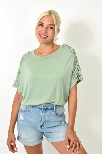  - Γυναικεία oversized μπλούζα με δαντέλα στα μανίκια σε φυστικί