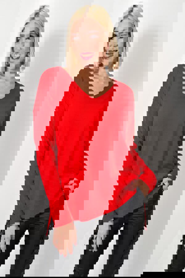  - Κόκκινη γυναικεία πλεκτή μπλούζα oversized, με V λαιμόκοψη. Καθημερινό look