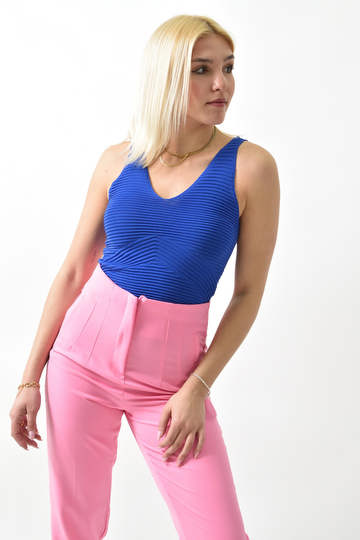  - Πλεκτό τοπ με V λαιμόκοψη και τιράντες σε μπλε ρουά