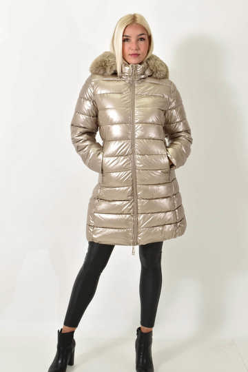  - Γυναικείο μακρύ μεταλλικό μπουφάν με κουκούλα, γουνάκι και τσέπες σε χρυσό