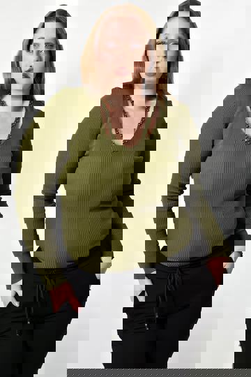  - Γυναικείο τοπ με άνοιγμα στο μπούστο και πέρλες σε μεγάλο μέγεθος λαδί